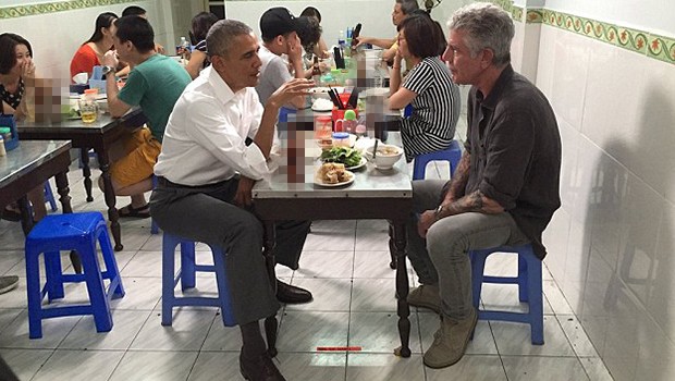 Obama ve Bourdain Vietnam da...