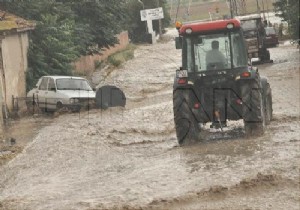 Sel suları Yozgat - Kırıkkale yolunu ulaşıma kapadı!