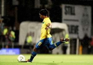 Ronaldinho, ilk maçında penaltı kaçırdı!!!
