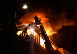 Zeytinburnu nda ev yangını: 2 ölü