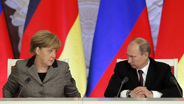 Putin ve Merkel den kritik görüşme!