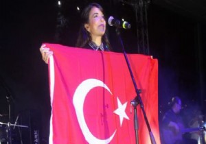 Indila, Türk Bayrağıyla Böyle Mest Etti!