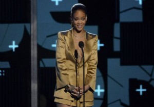 Rihanna Ödül Gecesi Öyle Bir Şey Yaptı ki!!!