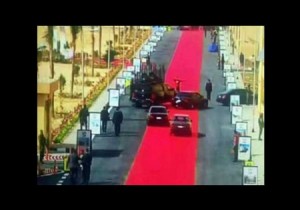 Mısır da  Sisi  konvoyuna kırmızı halı!