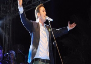 Mustafa Ceceli konserinde Türk bayrağı krizi...