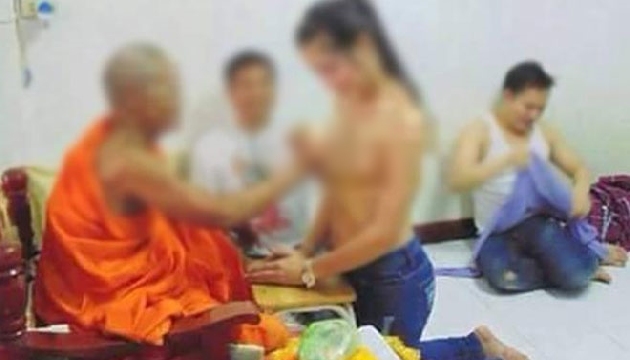 ŞOK! Tayland’da üstsüz dini tören!