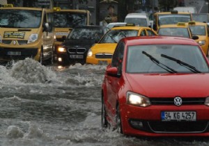 İstanbulluların Çilesi Sağanak Yağış ve Yoğun Trafik!