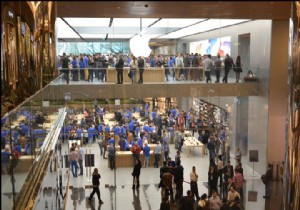 AVM de açılan Apple Store, açılışında yoğun ilgi...