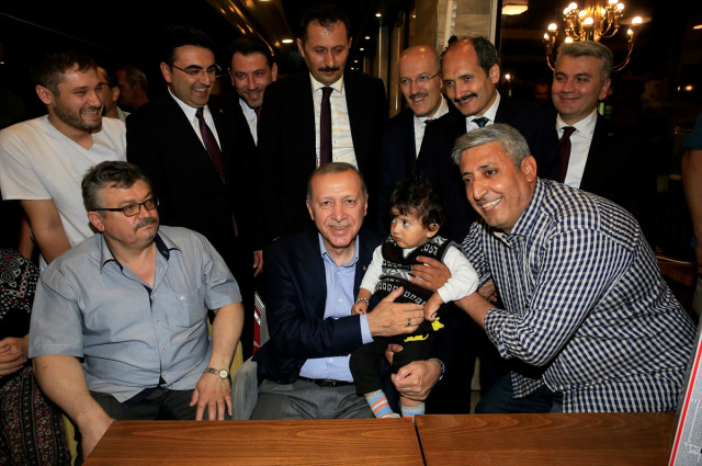 Erdoğan, binlerce kişiyle iftar yaptı