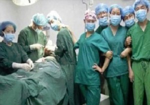 Ameliyat sırasında  selfie  çektiler ve kovuldular...