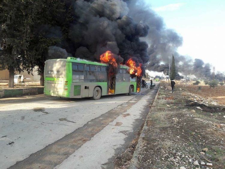 Mülteci taşıyan otobüsleri yaktılar!