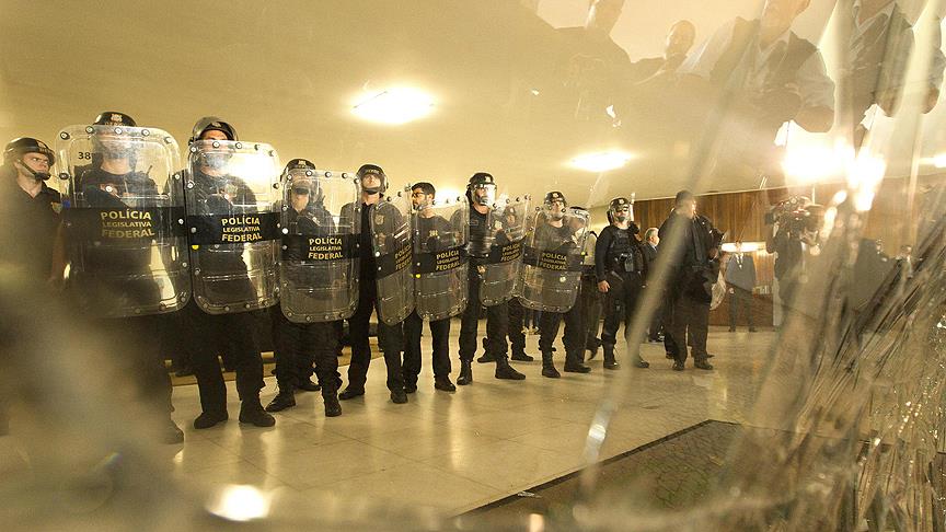 Brezilya da polisler arasında arbade