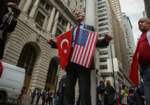 O Kahraman New York ta Wall Street e Türk bayrağı çekti!!!