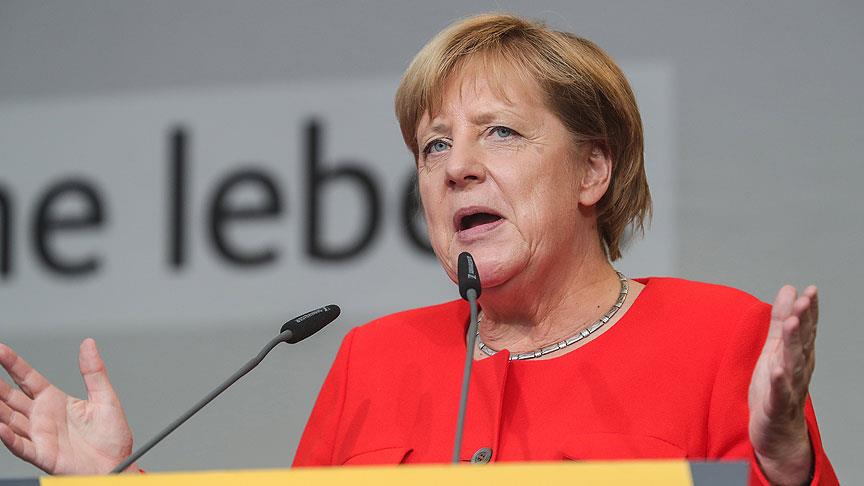 Merkel e domatesli saldırı