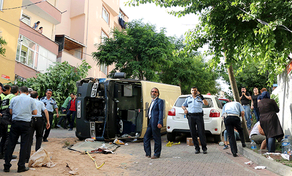 İstanbul da minibüs devrildi: Yaralılar var