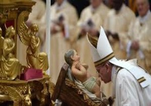 Papa bir kadını da öperek, Noel ini kutladı!