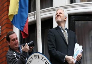 Assange balkon konuşmasında neler söyledi?