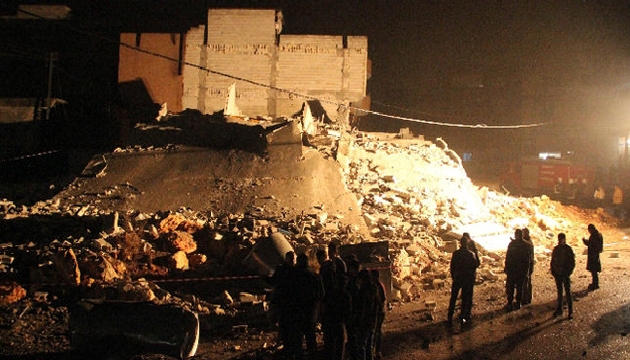 Suriyelilerin kaldığı bina çöktü!