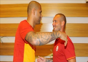 G.Saray, Melo yu gönderiyor, Sneijder’le masaya oturuyor
