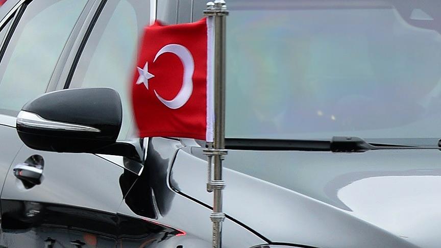 Makam aracındaki Türk bayrağına saldırı