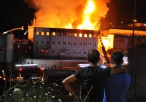 İzmir de yağ fabrikası alev alev yandı! 8 milyon zarar etti!