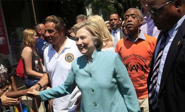 Hillary Clinton eşcinsellerin yürüyüşüne katıldı