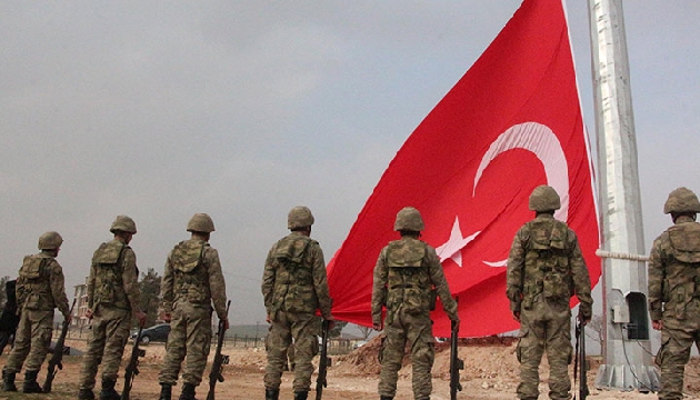 Kobani sınırına dev Türk bayrağı asıldı!