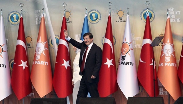 Ve Ahmet Davutoğlu kürsüye çıktı!