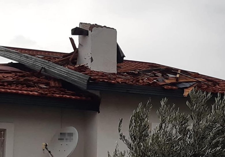 Çeşme de hortum evlerin çatılarını uçurdu