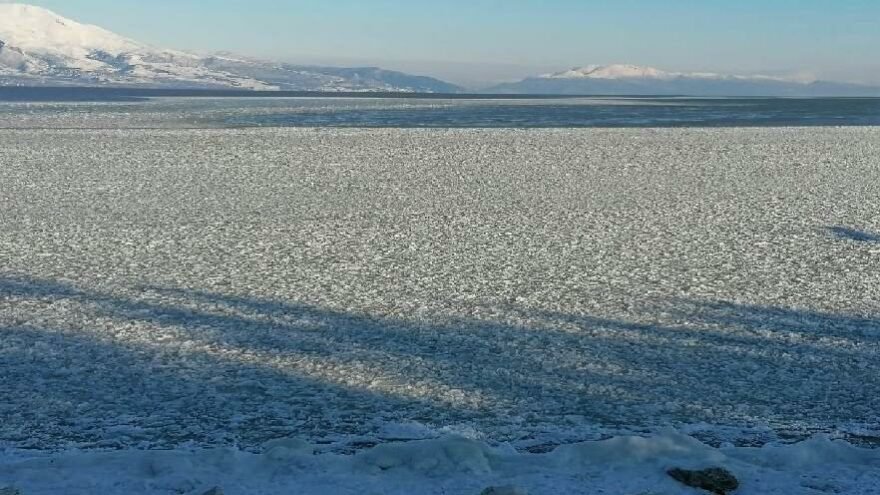 Türkiye’nin 4. büyük gölü buz tuttu