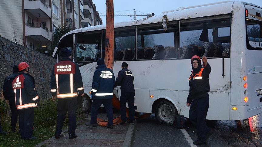 Otobüs devrildi: 5 polis yaralandı
