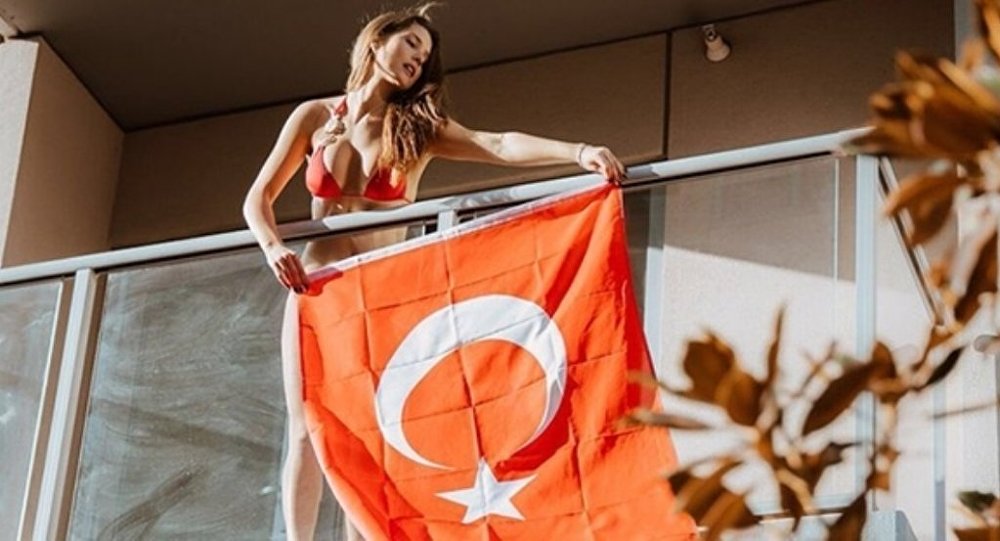 Amanda Cerny den Türk bayraklı ve Tarkanlı paylaşım