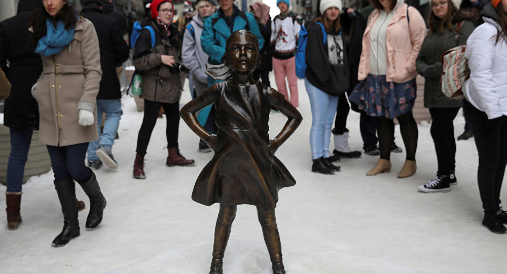  Korkusuz Kız  heykeli taşınıyor