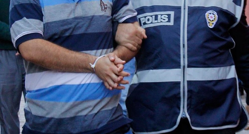 İzmir de FETÖ operasyonu: 14 gözaltı