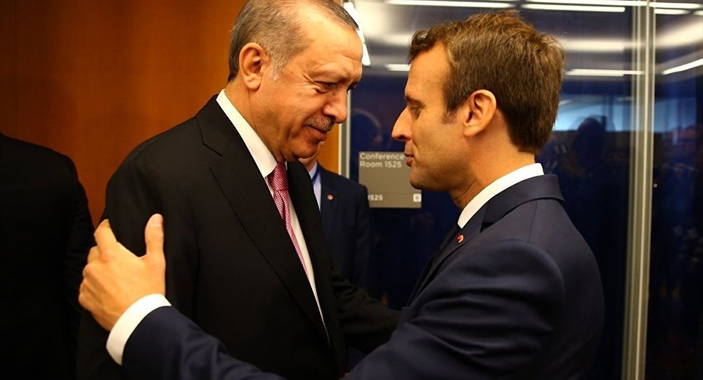 Erdoğan a  diktatör  diyen dergiye Macron dan destek