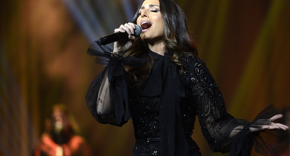 S. Arabistan da bir ilk: Kadın şarkıcının konseri coşturdu