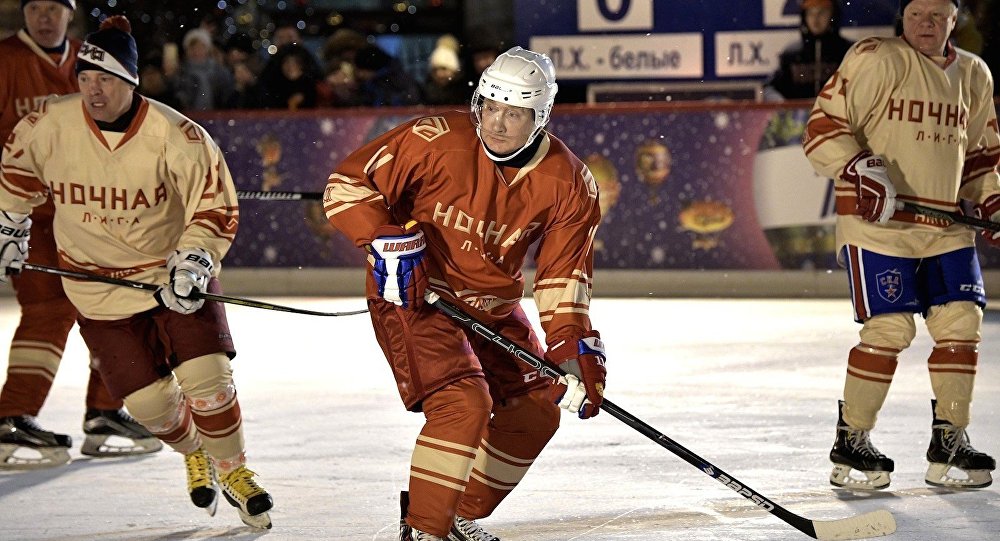 Putin, Kızıl Meydan da buz hokeyi oynadı