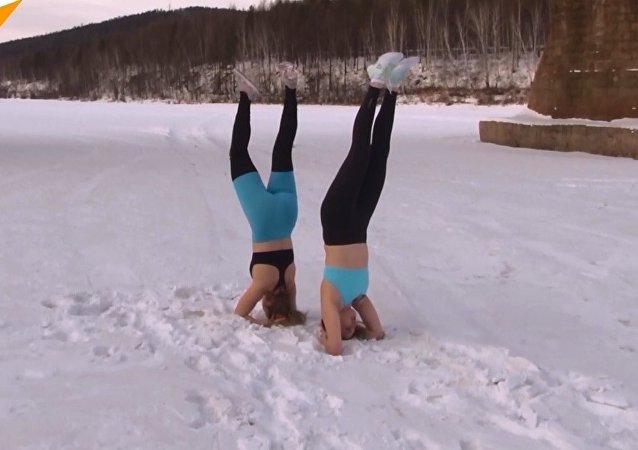 Sibiryalı kızlardan dondurucu soğukta yoga