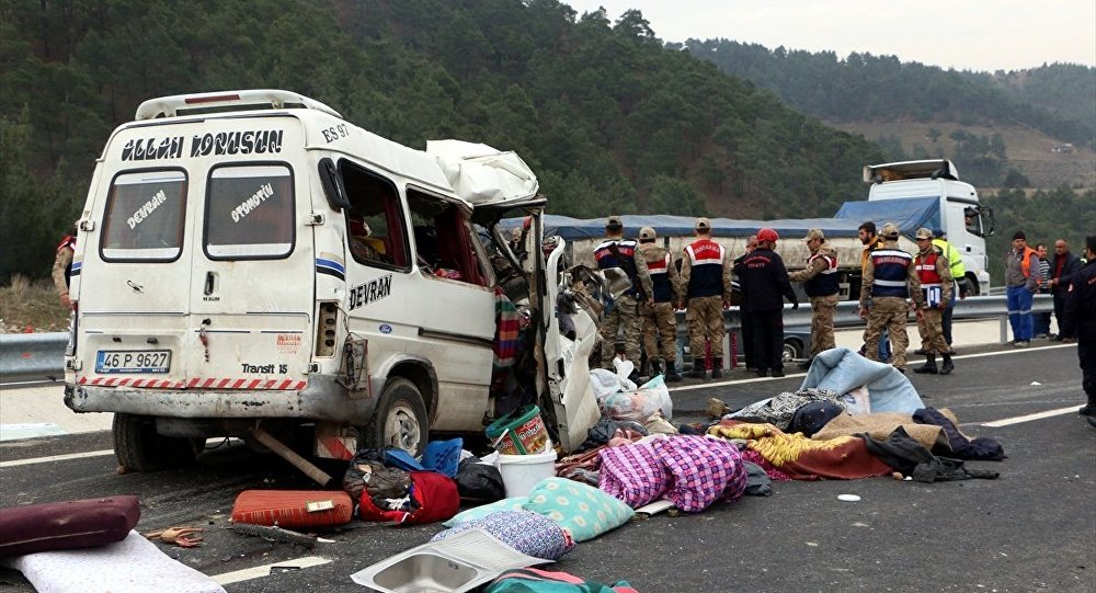 Minibüs kamyona çarptı: 8 ölü