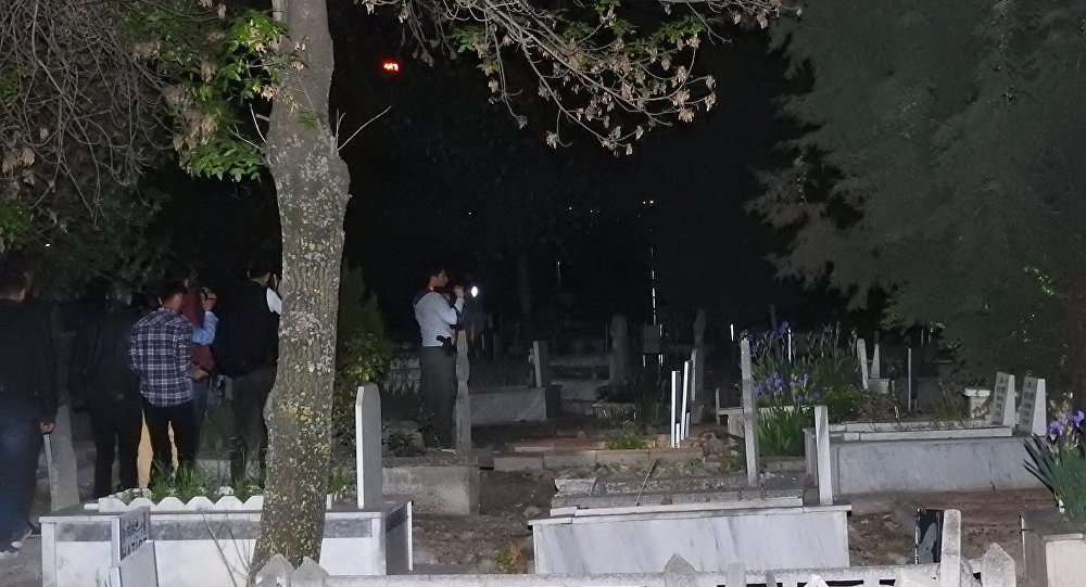 Mezarlıkta ağlayan kız  yakalandı 