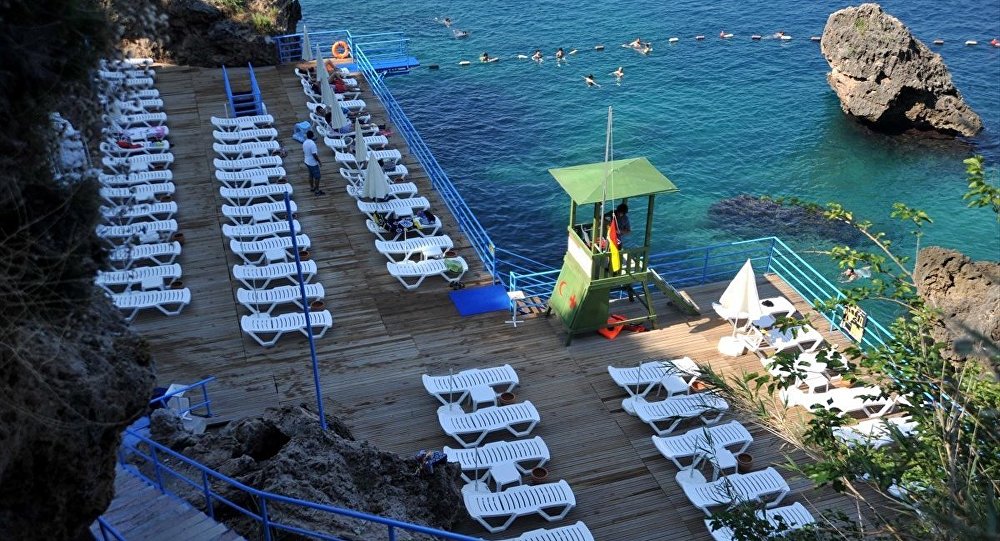 Antalya da sahiller boş kaldı
