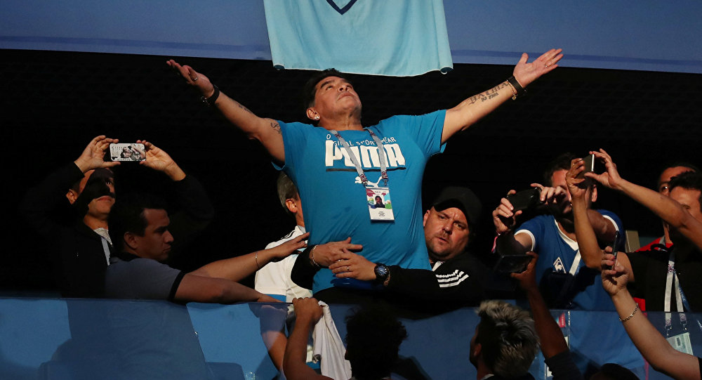 Maradona nın el hareketi Twitter ı salladı