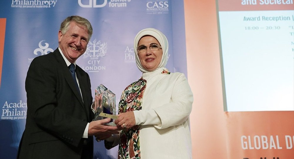 Emine Erdoğan a Londra da  İnsani Hizmet Ödülü  verildi