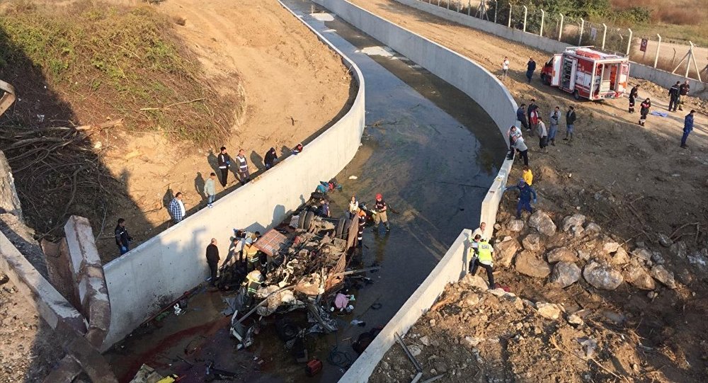 Göçmenleri taşıyan kamyon devrildi: 19 ölü