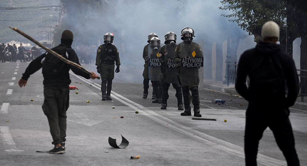 Yunanistan da lise öğrencileri ile polis arasında çatışma