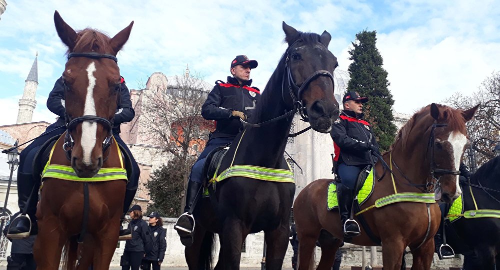 Sultanahmet Meydanı nda atlı polisler göreve başladı
