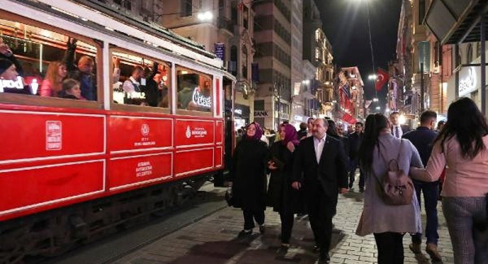 İki bakan İstiklal Caddesi nde