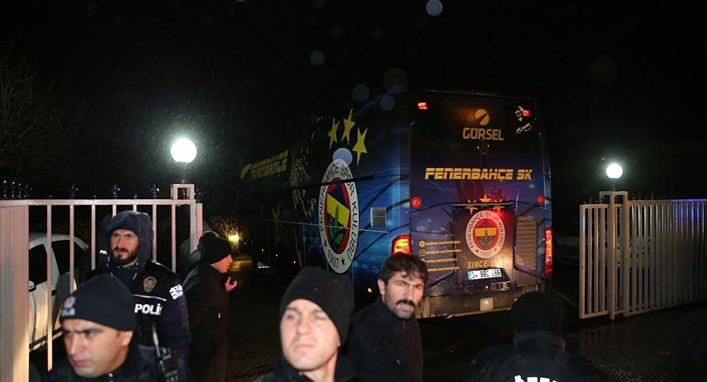 Fenerbahçe kafilesi protestoyla karşılandı