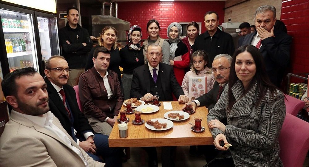 Erdoğan, çay içip simit yedi