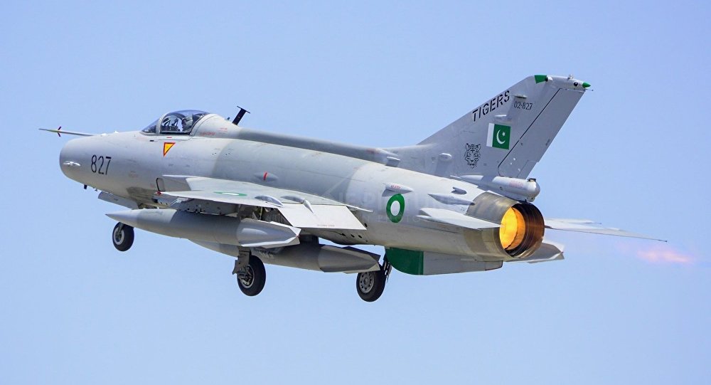 Pakistan’da savaş uçağı düştü